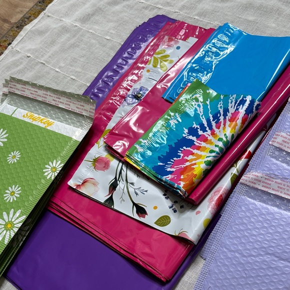 100 Piece Bundle of Poly Mailers & Bubble Mailers Assorted Sizes & Colors NWOT - Picture 10 of 12